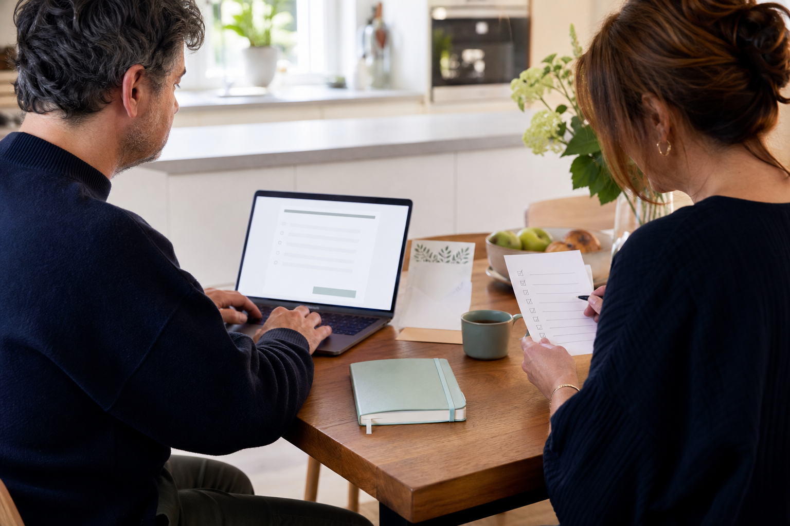 Twee mensen maken aan een keukentafel een korte RSVP met een eenvoudige checklist